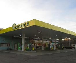 AGROLA Tankstelle in Bubendorf mit TopShop. Grosse Überdachung. Vorplatz im Vordergrund