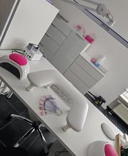 MOÈ Nails & Beauty Moderner Arbeitsplatz in Augsburg für hochwertige Nagelbehandlungen und Design.