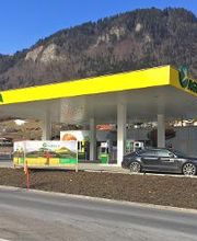 AGROLA Tankstelle in Reichenbach im Kandertal mit Tankstelle; im Vordergrund Blache und Auto; dahinter Tankstelle grosse Überdachung; im Hintergrund Berg