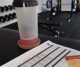 LIFE PERFORMANCE TRAINING | Personal Training Nürnberg - Trainingsplan, Getränk und Freihantelbereich in einem ruhigen Personal-Training-Studio in Nürnberg. Das Bild zeigt strukturierte Trainingssteuerung, messbaren Fortschritt und eine professionelle Trainingsplanung.