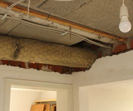 Die Rohre und Leitungen unter der Decke ...