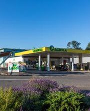 AGROLA Tankstelle in Matzingen überdacht; vorne Blumen (Lavendel) zu sehen. Tankstelle bei Landi und TopShop