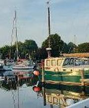 Hafen mit mehreren Schiffen, die angelegt sind.