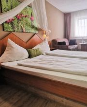 Zimmer 5, Standard,Orchideen Zimmer, Hotel Drei Lilien, Werbach, Tauberbischofsheim, liebliches Tabertal, Hotel, Doppelbett, Zusatzbett, Sofabett.jpg