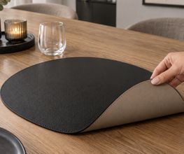 Wende-Tischset aus Kunstleder mit zwei nutzbaren Seiten. Z B. in Schwarz und Macchiato. Kombinieren Sie Ihre Wunschform- sowie Farben und gestalten Sie Ihre individuellen Tischsets. Wählen Sie aus 20 Farben Ihre Lieblingskombination aus.