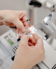 Ihre Brille von Optiker einsehbar entsteht in der hauseigenen Werkstatt im Geschäft in Oberschöneweide mit handwerklicher Präzision.