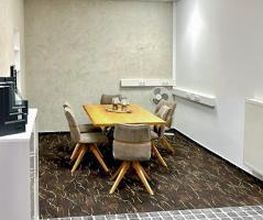 Beratungsraum von Maler Salzmann in Berka/Werra. Hier werden Projekte rund um Renovierung, Malerarbeiten, Wandgestaltung, Bodenbeläge, Trockenbau und weitere Innenarbeiten persönlich geplant und besprochen.