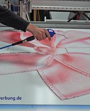 Schleife Direktdruck Aluverbund mit gefräster Kontur, eine Produktion von Furore-Werbung GmbH in Berlin