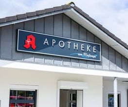 Aussenansicht der Apotheke am Westensee