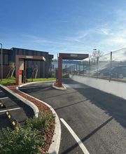 Commandez rapidement vos burgers et menus préférés via notre service Drive, situé à côté du centre commercial E.Leclerc. Profitez d'une expérience rapide et pratique pour emporter vos repas sans quitter votre voiture. Avec une large sélection de burgers, frites et boissons, notre Drive vous permet de savourer un repas de qualité en toute simplicité, pour vos repas à emporter.