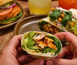 Enchilada Burrito aufgeschnitten in Hand