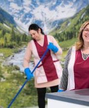 Mitarbeiterinnen bei der Unterhaltsreinigung von Veranstaltungsräumen