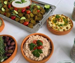 dean&david Catering | Karlsruhe - Buffet mit Falafel, Hummus, Feta, Oliven, Kräuterdip, Nüssen und frischen Beilagen als vegetarische Catering Auswahl für Veranstaltungen.