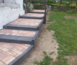 Treppenanlage mit Blockstuffen und Randsteinen