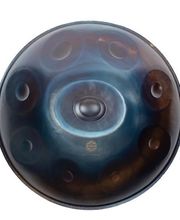 Kita Pantam ist sowohl geeignet für Anfänger, als auch für fortgeschrittene Handpan Spieler. Die ausgereifte Klangbalance macht diese Instrumente zu einem besonderen Spielerlebnis. Das mittellange Sustain ermöglicht sowohl schnelle, intensive als auch ruhige melodische Spielweisen.

Du kannst die Kita Pantam Handpan im Handpan Showroom Aschaffenburg ausprobieren und kaufen oder bei www.Handpan.World online bestellen.
