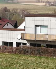 Direkt an der B303 zwischen Wunsiedel / Luisenburg und Tröstau