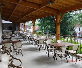 Terrasse côté grill Hôtel Du Parc - Restaurant en Aveyron à Cransac-Les-Thermes