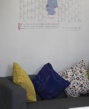 Eine Couch mit vier Kissen.