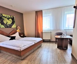 Zimmer 8, Herzbaum Zimmer, Wundervolle Natur, Holzlampen, Hotel Drei Lilien, Werbach, Tauberbischofsheim, Liebliches Taubertal, Gasthaus, Dppelbett, Comfort Bett.jpg
