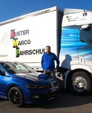 Fahrlehrer Marco Kuster mit Fahrschulauto und modernem LKW der KMFahrschule. Ausbildung und Fahrstunden für Kategorie B (Auto) und Kategorie C (Lastwagen) in der Region Turbenthal / Winterthur. Praxisnahe Vorbereitung auf Beruf und Führerprüfung mit realen Fahrsituationen, sicheren Manövern und individueller Betreuung.