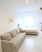 Standard Apartment (ohne Sauna) im Dachgeschoss:
Wohn/Schlafbereich mit Bettsofa und Küche
