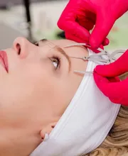 Holen Sie sich Ihr Strahlen zurück
und lassen sie sich mit Kosmetikbehandlungen & Wellness verwöhnen