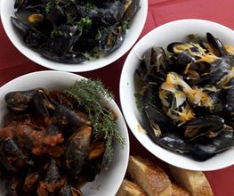 Muscheln mit Sauce. Wahlweise Rahm, Riesling, Curry oder Toscana