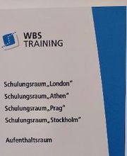 Plakat mit Auflistung der Räume (Schulungsraum London, ...)