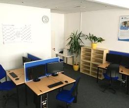 Schulungsraum wird von oben gezeigt wie dort die Bildschirme, Tastatur und Maus abgelegt sind sind