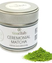 First Flush Ceremonial Grade Matcha aus Japan
Der zeremonielle Matcha ist für den gehobenen Matcha-Genuss und geeignet für eine Japanische Teezeremonie. Die Teeblätter werden 25 bis 30 Tage vor der Ernte zur Qualitätsverbesserung beschattet. Der Matcha besteht aus Tencha Blättern der 1. Ernte April/Mai.

Die Teeblätter werden in  Granitsteinmühlen zu einem feinen Grünteepulver (Matcha) zermahlen. Der Matcha weist eine satte Grünfärbung beim Matcha-Pulver und als Matcha-Schaum auf. Geschmacklich überzeugt der Ceremonial Matcha durch seinen intensiven und vollmundigen Geschmack begleitet von einer feinen Süße und Umami.

Der Matcha kann auf klassische Weise mit dem Chasen (Matcha-Bambusbesen), Chashaku (Matcha-Bambusspatel) und Chawan (Matcha-Schale) zubereitet werden und lässt sich sehr gut aufschäumen.

Anbauregion: Hauptsächlich Kagoshima auf Kyushu

Zubereitung: 
- 1-2 g pro Zubereitung (ca. 1/2-1 TL)
- Matcha Schale und Matcha-Besen (Chasen) mit heißem Wasser vorwärmen
- Matcha-Pulver in die Matcha Schale geben, mit 70-100 ml 80° warmen Wasser aufgießen und mit dem Bambusbesen aufschäumen

Zutaten: Matcha (Grüner Tee)