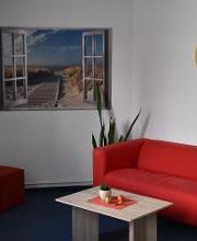 Couchbereich in Stendal mit roter Couch.