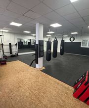 TA WingTsun Seelze - Moderner Trainingsraum für Selbstverteidigung und Kampfkunst mit Sandsäcken, Spiegelwand, Prallflächen und großzügiger Trainingsfläche für Technik, Fitness und Schlagtraining.