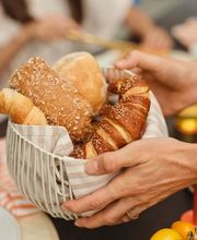 Morgengold bringt frische Brötchen direkt an die Haustür – in zahlreichen Städten und Regionen in Deutschland und Österreich. Ob werktags, an Sonntagen oder an Feiertagen, unser zuverlässiger Brötchenlieferservice sorgt für ein entspanntes Frühstück mit ofenfrischen Backwaren aus regionalen Handwerksbäckereien.