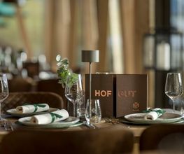 Ein gedeckter Tisch im Hofgut-Restaurant.
