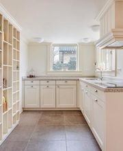 Mereno keuken in landelijke stijl. Met Terrazzo werkblad en een mooie open vakkenkast. Alles in de kleur RAL1013.