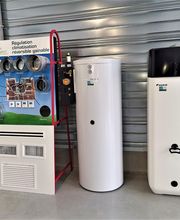 Show room Qualis énergies à Fabrègues. Espace pompe à chaleur et eau chaude solaire