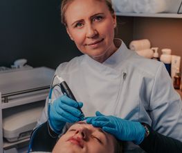 Hydrafacial-Behandlung Mann im Kosmetikstudio von Margarita M. Cosmetics in Remscheid