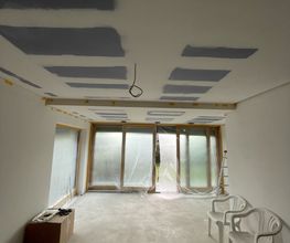 Wohnzimmersanierung: Decke in Q3-Qualität verspachtelt, Wände in Q4-Qualität ausgeführt, tapeziert und gestrichen.