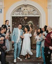 Kara Elizabeth Photography Brautpaar verlässt das Standesamt in München, umgeben von Gästen und Seifenblasen. Authentische Hochzeitsfotografie voller Freude.