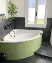 Die Eckbadewanne eignet sich ideal für kleine Bäder.