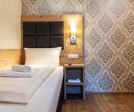 Standard Einzelzimmer Nr. 14 in der 2. Etage, USB Lademöglichkeit in der Nachtischlampe