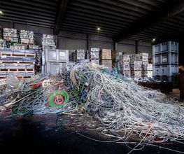 Geelhoed heeft al meer dan veertig jaar ervaring met het persen van metalen. Onze aanpak staat garant voor efficiëntie in handling, transport en export. Onze medewerkers zijn dagelijks bezig met metalen persen (pakketteren).