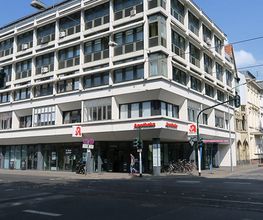 Aussenansicht der St. Anton Apotheke