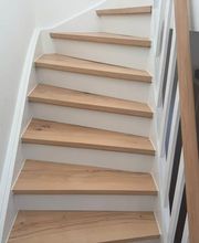 Das Bild zeigt eine aufgearbeitete Treppe aus echter Buche. Die Trittstufen, Setzstufen und Seitenwangen wurden fachgerecht geschliffen und anschließend gleichmäßig lackiert. Die Oberfläche wirkt nun wieder gepflegt, robust und modern.