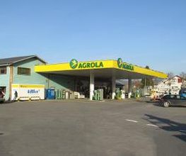 AGROLA Tankstelle in Worb; llinks blau-türkises Gebäude mit AdBlue Tank; Tankstelle überdacht mit drei Tanksäulen; rechts Landi Fahne