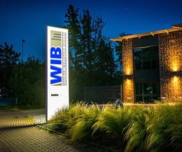 Gerader Werbepylon mit vollflächig leuchtenden Fronten