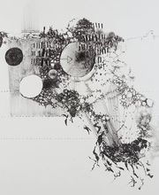 Eine filigrane Schwarz-Weiß-Zeichnung voller Strukturen und Details zeigt eine abstrakte Komposition aus Linien, Kreisen und organischen Formen. Die Aufnahme hebt die handwerkliche Präzision und künstlerische Tiefe des Werkes hervor.