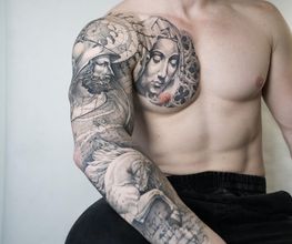 Black and Grey Microrealism Tattoo. Büsten, Statuen und ein Pferd und Schriften. Ein Fullsleeve und eine seite der Brust.