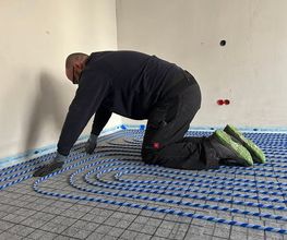 H+S Immobilien GmbH aus Koblenz bietet professionelle Lösungen für moderne Fußbodenheizungen. Mit hoher Präzision und Qualitätsanspruch sorgt das Unternehmen für effiziente, gleichmäßige Wärmeverteilung in Neu- und Altbauten – für höchsten Wohnkomfort und nachhaltige Energieeffizienz.