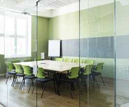 Für Besprechungen und digitale Meetings stehen uns alle technischen Erforderlichkeiten zur Verfügung.